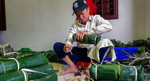 Gói bánh tét từ lá chuối vào dịp Tết